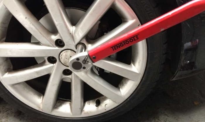 How To Tighten Lug Nuts Without Torque Wrench